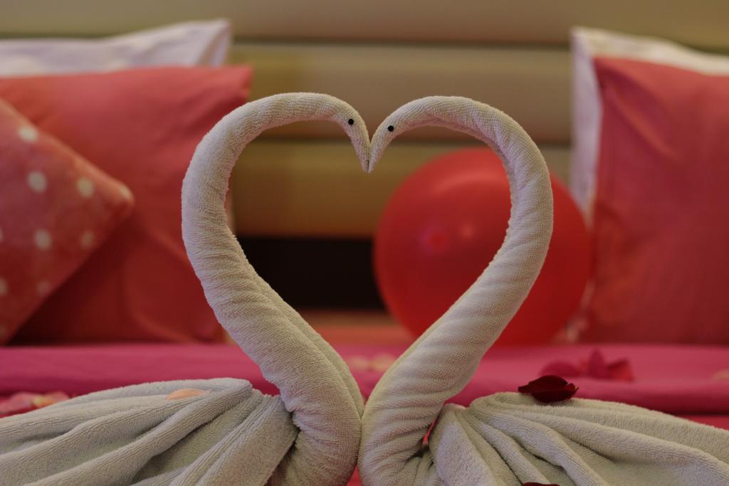 Honeymoon Suite,403324620:JPEG